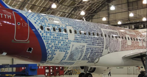Avião da TAM adseivado Airbus A320 adesivado