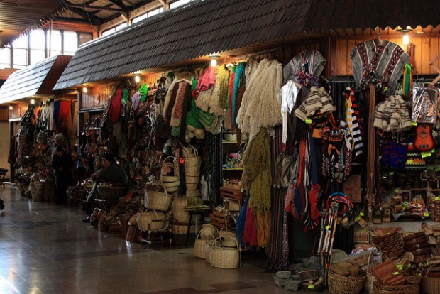 A cultura indígena ainda se faz presente, como nessa feira de artesanato em Temuco - Foto por paz guentelican