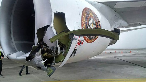 Aeronave sofreu acidente enquanto seguia para ser abastecida; dois funcionários do aeroporto ficaram feridos /Divulgação/Facebook