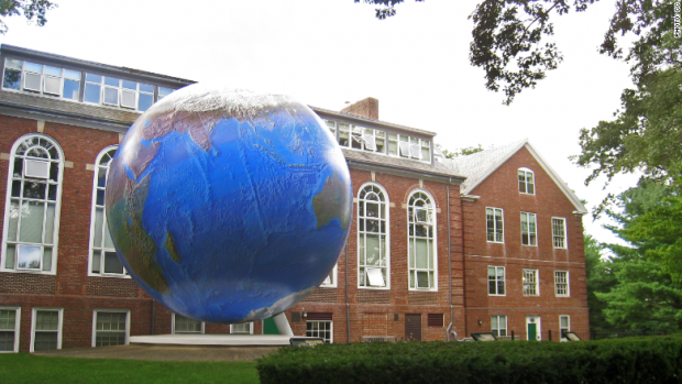 Instituição possui em seu campus um dos maiores globos do mundo. A escultura pesa 25 toneladas